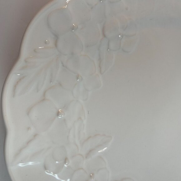 Bordallo Pinheiro Ingrid Cream Dinner Plates Lot of 2 Portugal - Picture 5 of 12